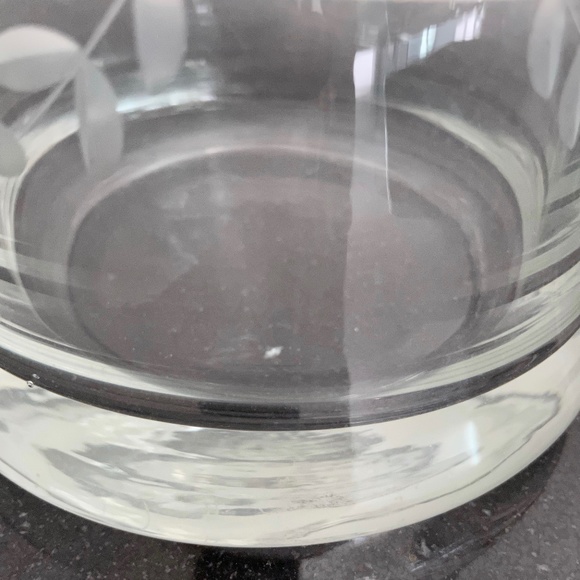 🌟VINTAGE🌟 Large Laurel Leaf Etched Glass Decanter with Glass Stopper - Picture 5 of 5